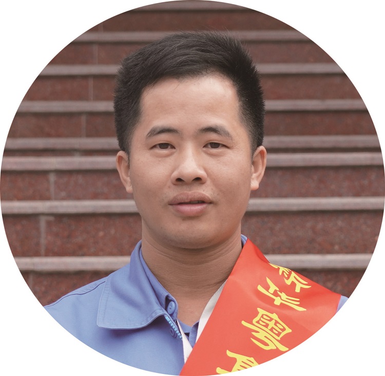 黄永富_荣获2021年度DX德信·(中国)集团集团劳动模范.jpg